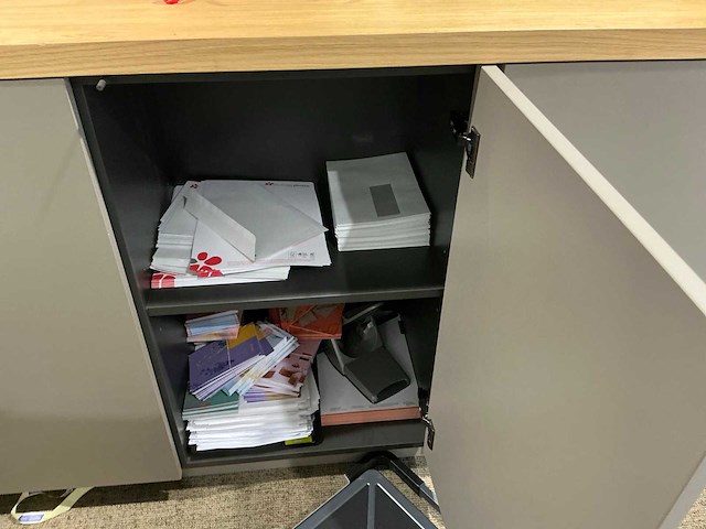 Opbergkast met 2 bureaustoelen - afbeelding 10 van  11