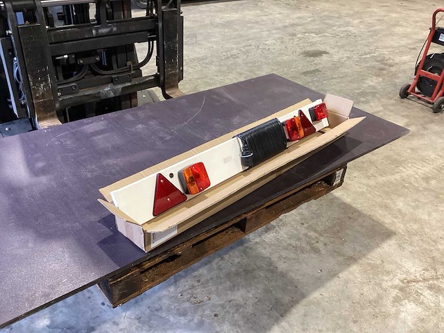 Opbouw aanhangwagen lichtbalk - afbeelding 2 van  6