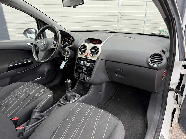 Opel - 2010 - corsa - 1.2-16v 111 edition - 37-lgt-4 - afbeelding 3 van  14