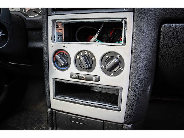 Opel - astra - 1.6-16v sport ed.ii 49-nl-fd - afbeelding 4 van  17