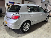 Opel - astra - 1.6 cosmo - 07-pk-lz- 2004 - afbeelding 4 van  6