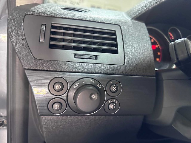 Opel - astra - 1.8 cosmo - 82-pj-hs- 2004 - afbeelding 2 van  16