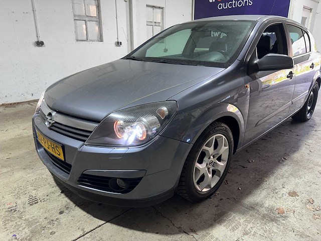 Opel - astra - 1.8 cosmo - 82-pj-hs- 2004 - afbeelding 1 van  16