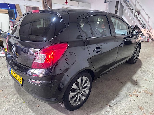 Opel - corsa - 1.4-16v 111 edition - 98-lkj-5- 2010 - afbeelding 13 van  18