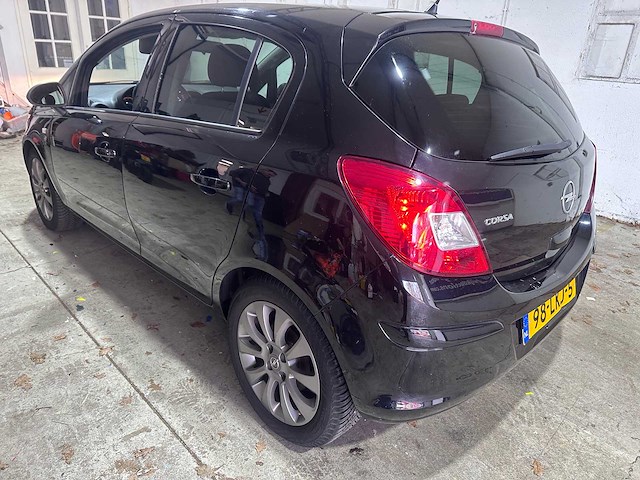 Opel - corsa - 1.4-16v 111 edition - 98-lkj-5- 2010 - afbeelding 10 van  17
