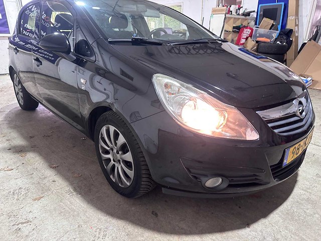 Opel - corsa - 1.4-16v 111 edition - 98-lkj-5- 2010 - afbeelding 13 van  17