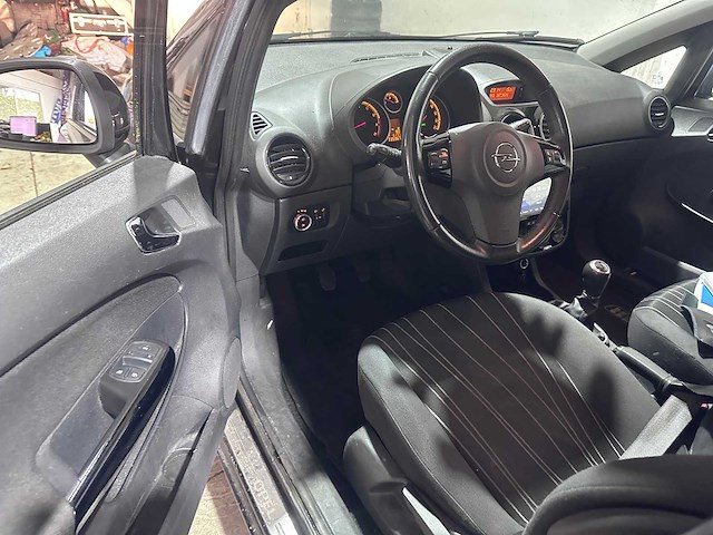 Opel - corsa - 1.4-16v 111 edition - 98-lkj-5- 2010 - afbeelding 15 van  17