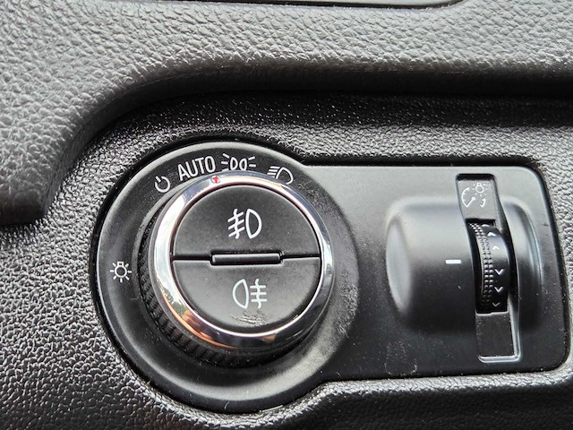 Opel - insignia sports tourer - 2.8 t executive - 4x4 - v6 - 2009 - personenauto - 12-jpf-2 - afbeelding 14 van  31