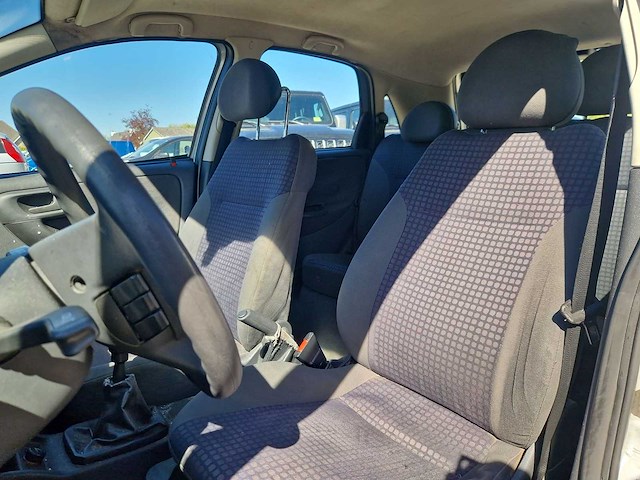 Opel corsa 1.2-16v comfort 2002 | 64-jb-lz - afbeelding 22 van  24