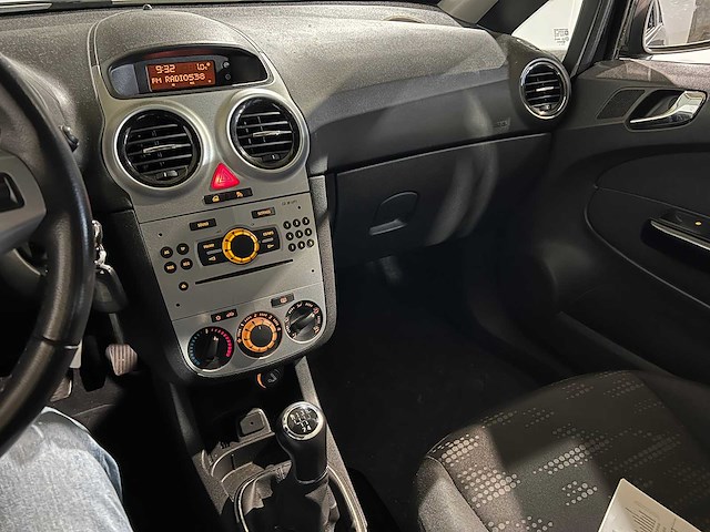 Opel corsa 1.2-16v edition, s-104-np - afbeelding 9 van  19