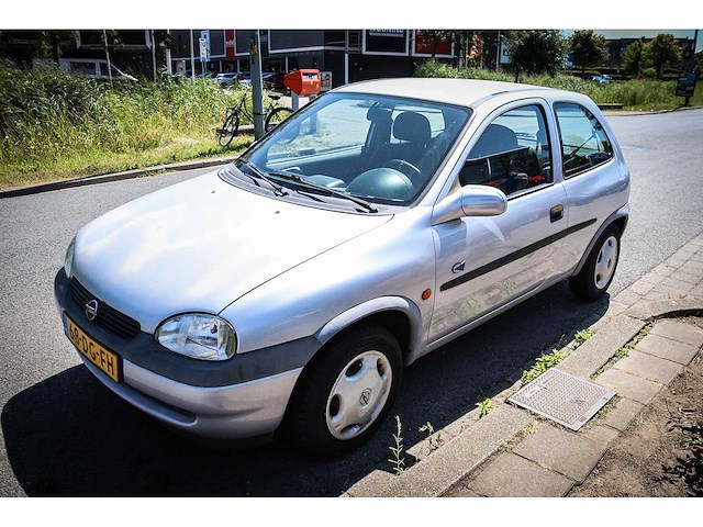 Opel corsa 1.2i-16v strada 68-dg-fh - afbeelding 1 van  12