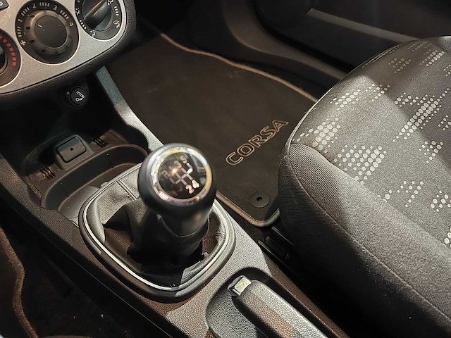Opel corsa 1.4-16v cosmo, 1-kxh-05 - afbeelding 8 van  18