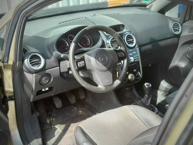 Opel corsa 1.4-16v cosmo , 97-gjh-9 - afbeelding 2 van  8