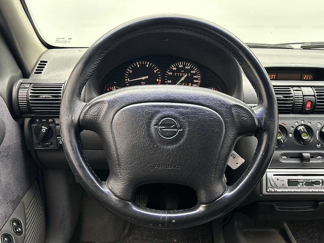 Opel corsa 1.4i gls 1996 | pv-jf-48 - afbeelding 8 van  13