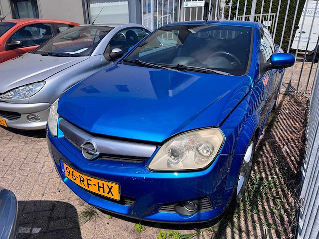 Opel tigra twintop 1.8-16v cosmo , 96-rf-hx - afbeelding 1 van  13