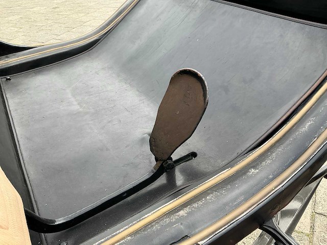 Open antiek rijtuig - afbeelding 2 van  22