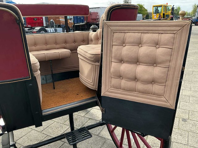 Open antiek rijtuig - afbeelding 5 van  22