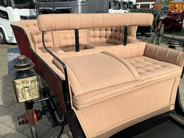 Open antiek rijtuig - afbeelding 9 van  22