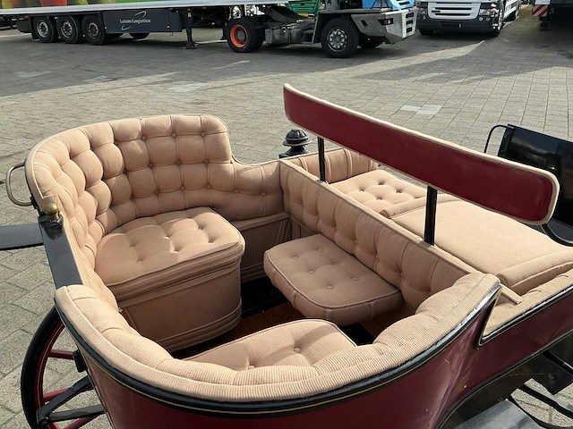 Open antiek rijtuig - afbeelding 10 van  22