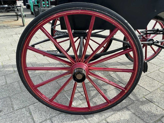 Open antiek rijtuig - afbeelding 11 van  22