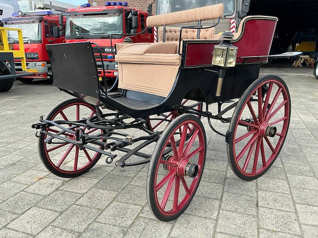 Open antiek rijtuig - afbeelding 1 van  22