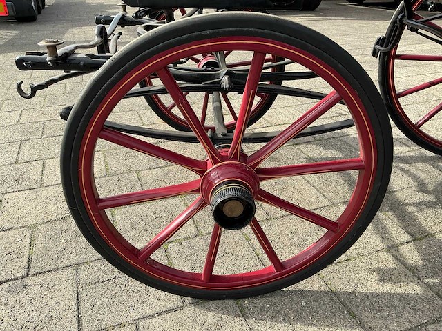 Open antiek rijtuig - afbeelding 13 van  22