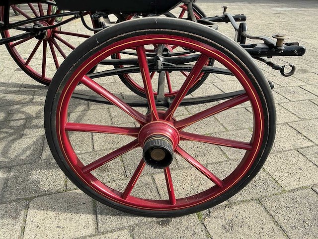 Open antiek rijtuig - afbeelding 14 van  22