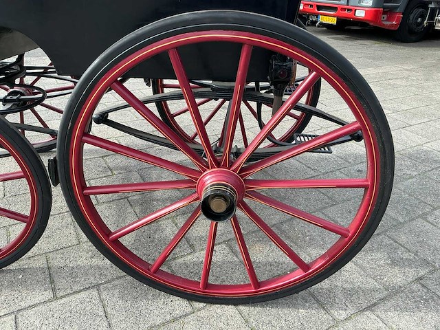 Open antiek rijtuig - afbeelding 15 van  22