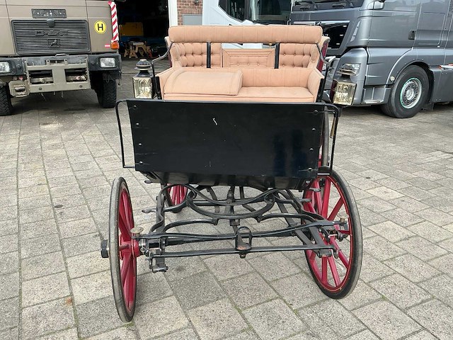 Open antiek rijtuig - afbeelding 12 van  22