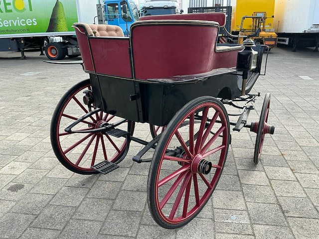 Open antiek rijtuig - afbeelding 18 van  22