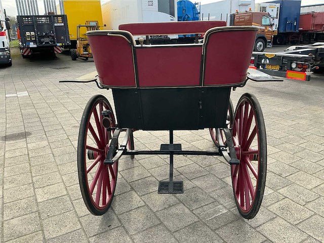 Open antiek rijtuig - afbeelding 19 van  22