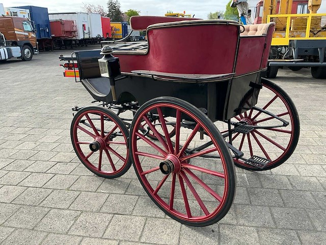 Open antiek rijtuig - afbeelding 20 van  22