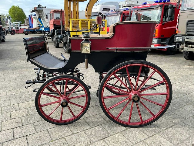 Open antiek rijtuig - afbeelding 21 van  22