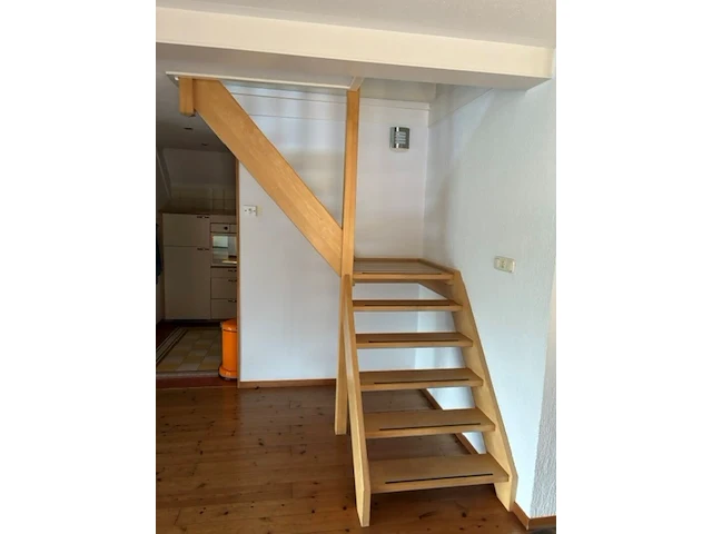 Open houten kwartslagtrap, kwartslag links, naturel hout, hoogte 250–255 cm – gedemonteerd - afbeelding 1 van  6
