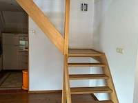 Open houten kwartslagtrap, kwartslag links, naturel hout, hoogte 250–255 cm – gedemonteerd