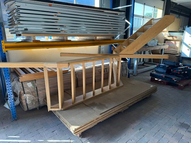 Open houten kwartslagtrap, kwartslag links, naturel hout, hoogte 250–255 cm – gedemonteerd - afbeelding 2 van  6