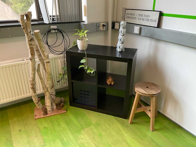 Open kast met decoratie - afbeelding 1 van  6
