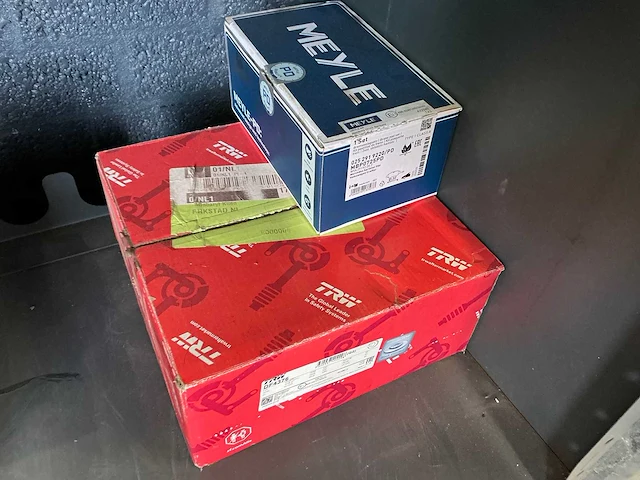 Open kast met diverse inhoud - afbeelding 4 van  4