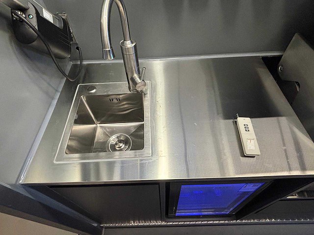 Opklapbare buitenkeuken met afstandsbediening en complete uitrusting - afbeelding 11 van  13
