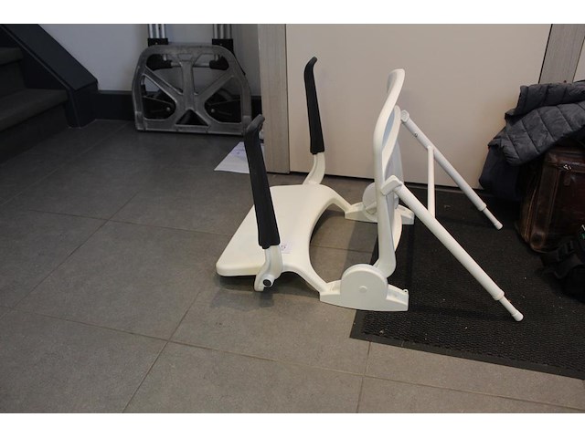 Opklapbare douchestoel voor aan de wand - afbeelding 1 van  2