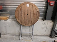 Opklapbare statafel met houten blad, doorsnede 85 cm, hoogte 110 cm.