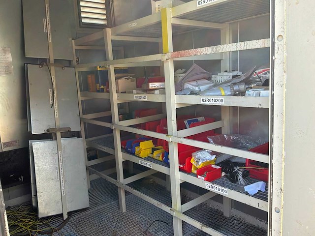 Opslag zeecontainer en bordes - afbeelding 4 van  6