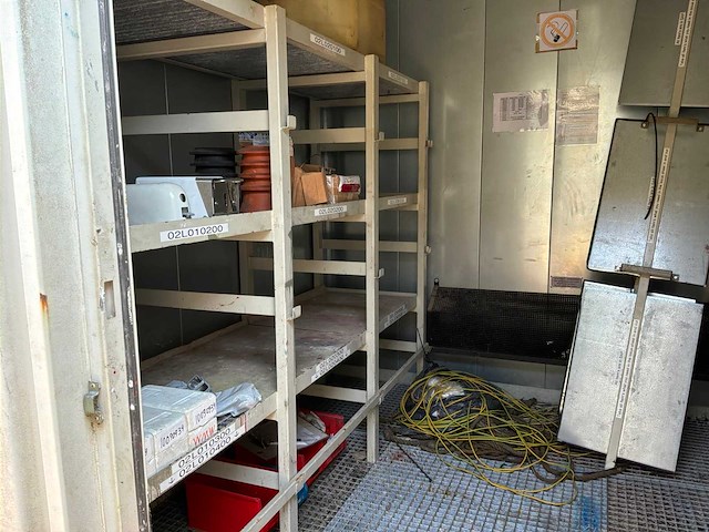 Opslag zeecontainer en bordes - afbeelding 5 van  6
