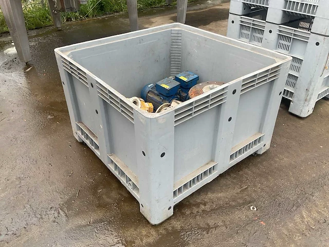 Opslagbak met elektromotors - afbeelding 1 van  3