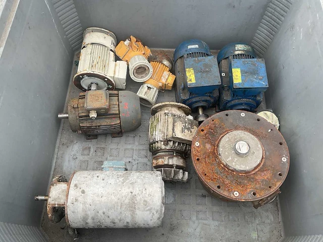 Opslagbak met elektromotors - afbeelding 2 van  3