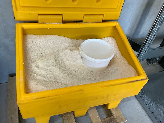 Opslagcontainer strooizout gevuld - afbeelding 3 van  5