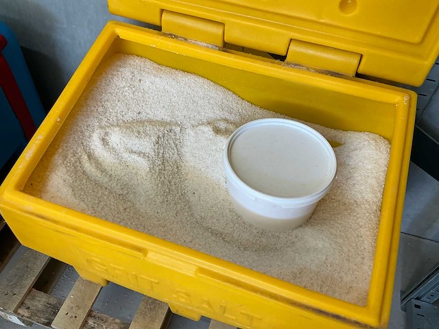 Opslagcontainer strooizout gevuld - afbeelding 5 van  7