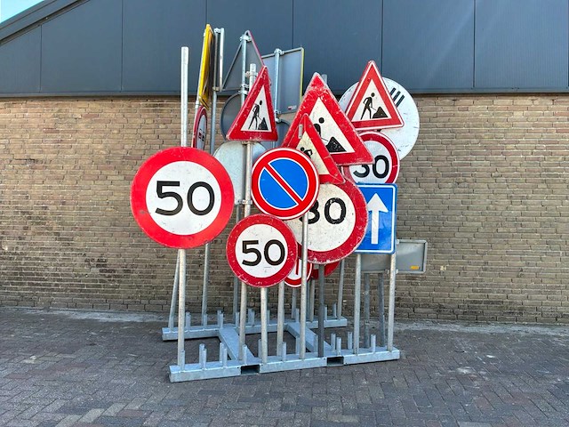 Opslagrek voor 48 verkeersborden met inhoud - afbeelding 1 van  6