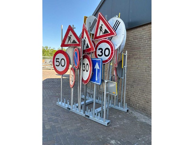Opslagrek voor 48 verkeersborden met inhoud - afbeelding 2 van  6