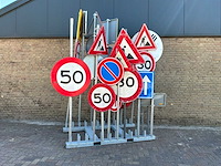 Opslagrek voor 48 verkeersborden met inhoud - afbeelding 1 van  6